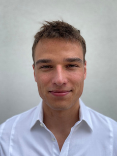 Portrait eines Mannes in weißem Hemd,