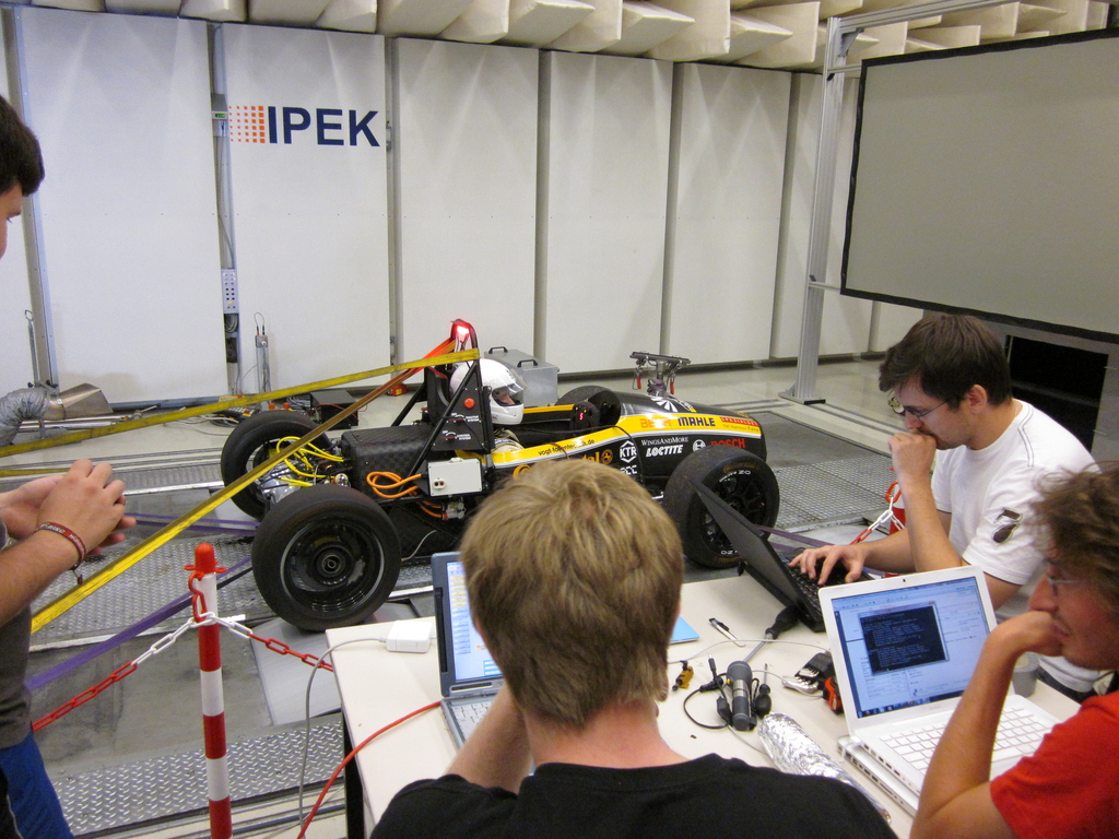 Das Elektrorennfahrzeug KIT11e auf dem Rollenprüfstand